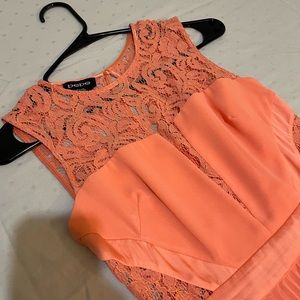 This is a beautiful dress. It’s only been worn once